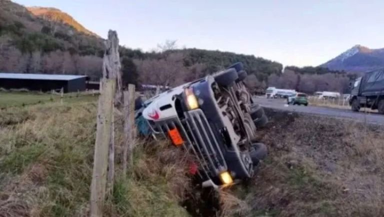 Doble tragedia en Chile: un camionero rionegrino murió tras un vuelco, otro chofer argentino quiso reanimarlo y también falleció, pero de un infarto