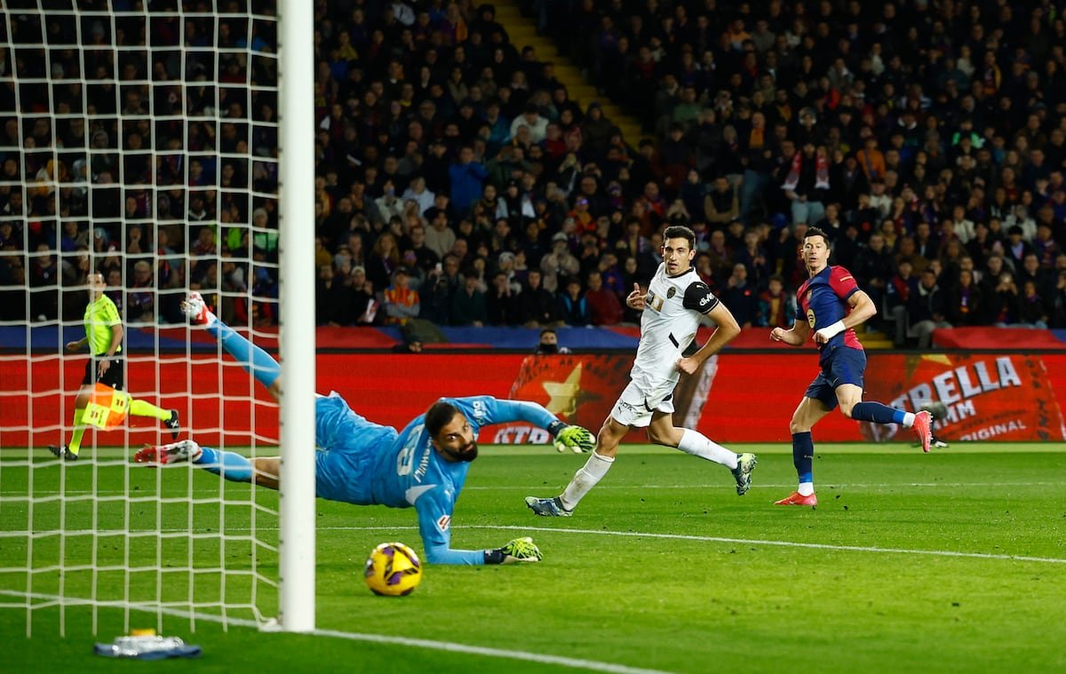 Robert Lewandowski (derecha) marca el sexto gol del Barcelona ante el Valencia.