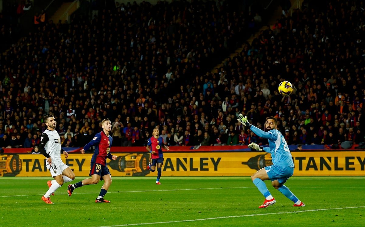 Fermín López marca el cuarto gol del Barça ante Mamardashvili.