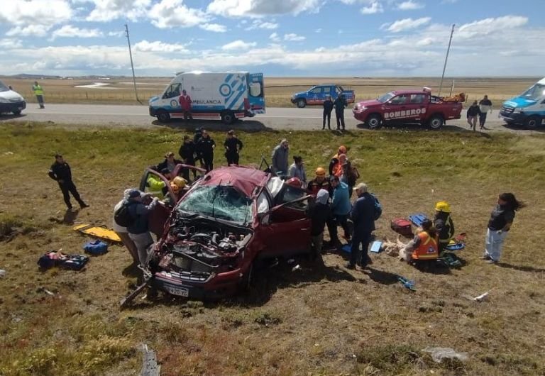 Impresionante vuelco en Río Grande: Cuatro mujeres heridas tras perder el control de su camioneta