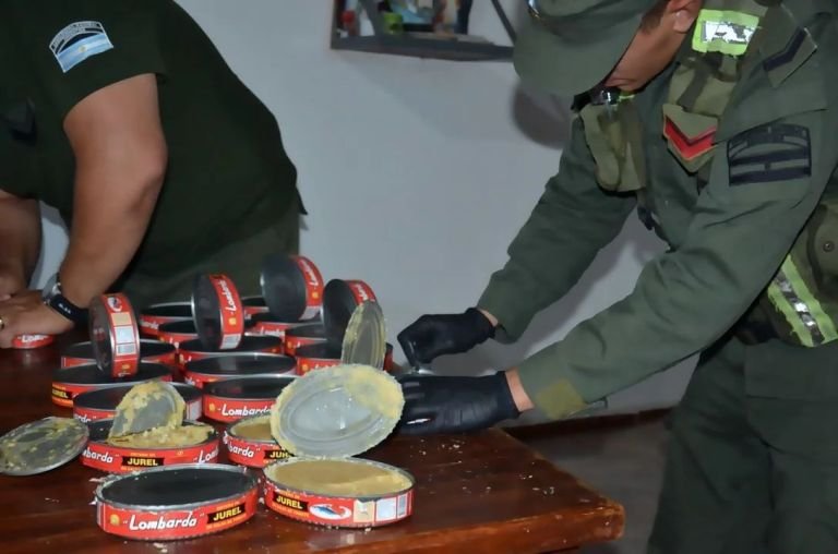 Intentaron pasar 12 kilos de pasta base de cocaína en latas de pescado y fueron detenidos