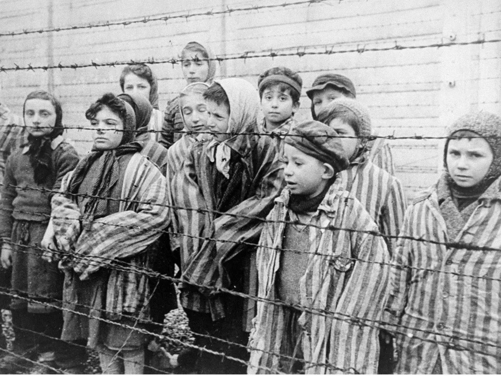 La historia oculta de los camarógrafos soviéticos que filmaron la liberación de Auschwitz