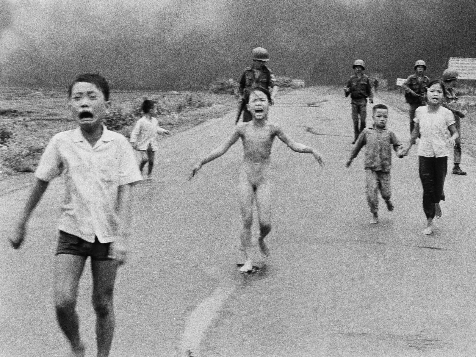 La película que pone en duda la autoría de la foto más icónica de la guerra de Vietnam