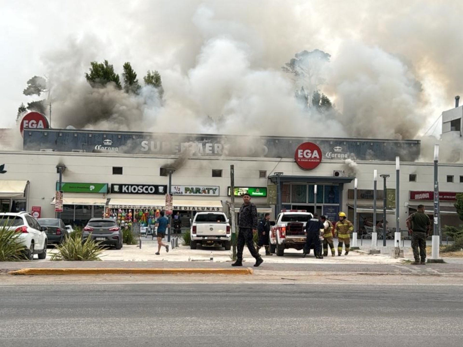 un voraz incendio se desató en un supermercado en pleno centro y asisten a personas que se encontraban adentro