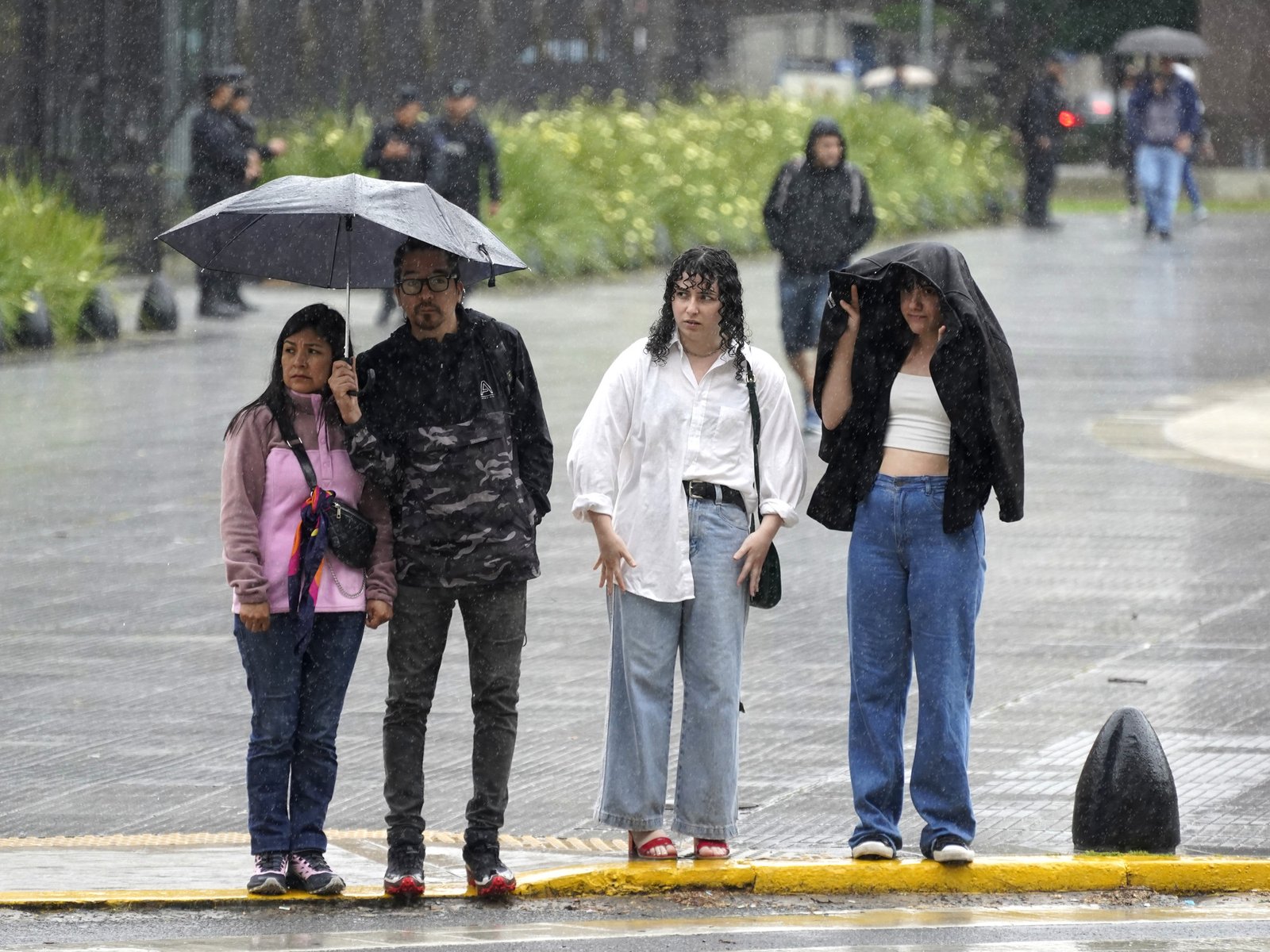 Calor extremo en medio país, alerta amarilla en ocho provincias por lluvias y granizo y una semana negra para la Ciudad