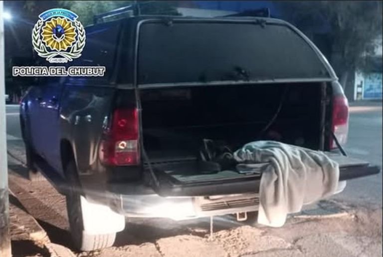 Robaron elementos de una camioneta en Trelew y fueron detenidos tras una persecución