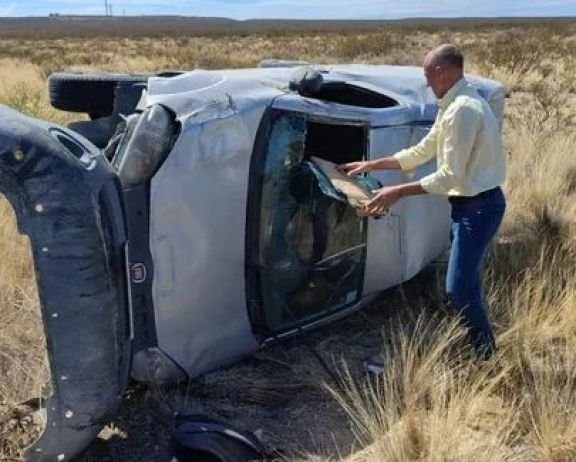 Volcó en la Ruta 3 y fue rescatado tras quedar atrapado en su camioneta