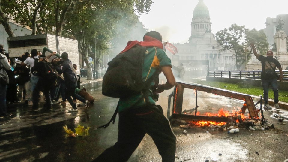 Así fue el momento en que el cartucho de gas impactó en la cabeza del fotoperiodista Pablo Grillo