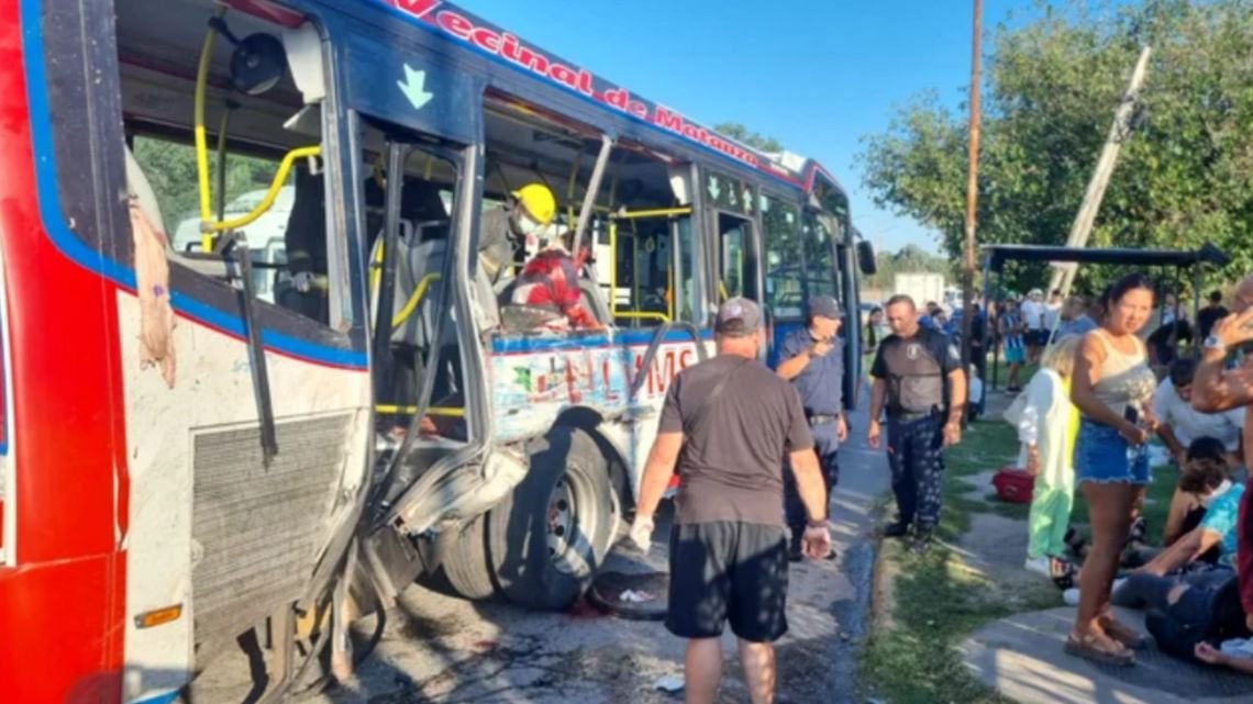 Brutal choque entre un colectivo y un camión en La Matanza: dos mujeres muertas y una tercera con el brazo amputado