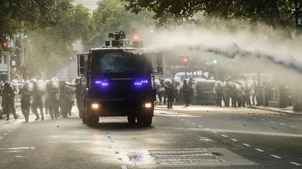 “Buscan disciplinar y desmovilizar” | Se suman los repudios a la represión frente al Congreso 