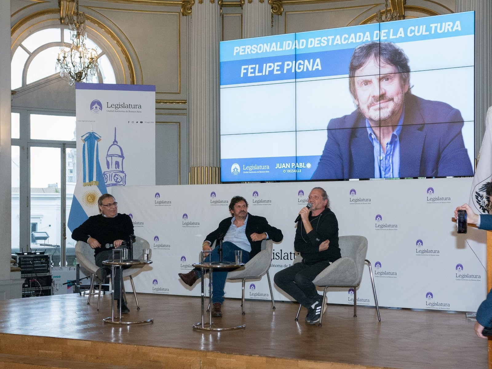 Con disparos y corridas afuera por la marcha de los jubilados, Felipe Pigna fue homenajeado en la Legislatura