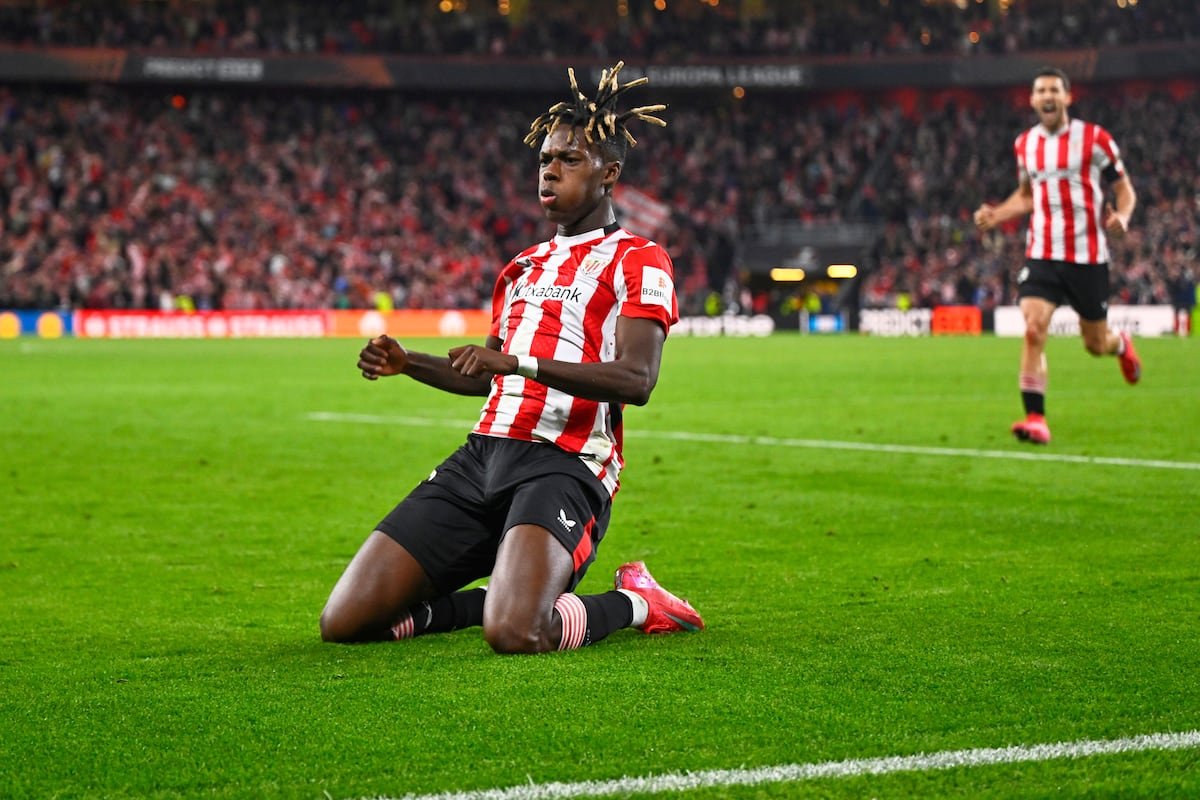 Nico Williams celebra el primero de sus dos goles a la Roma, este jueves en San Mamés.