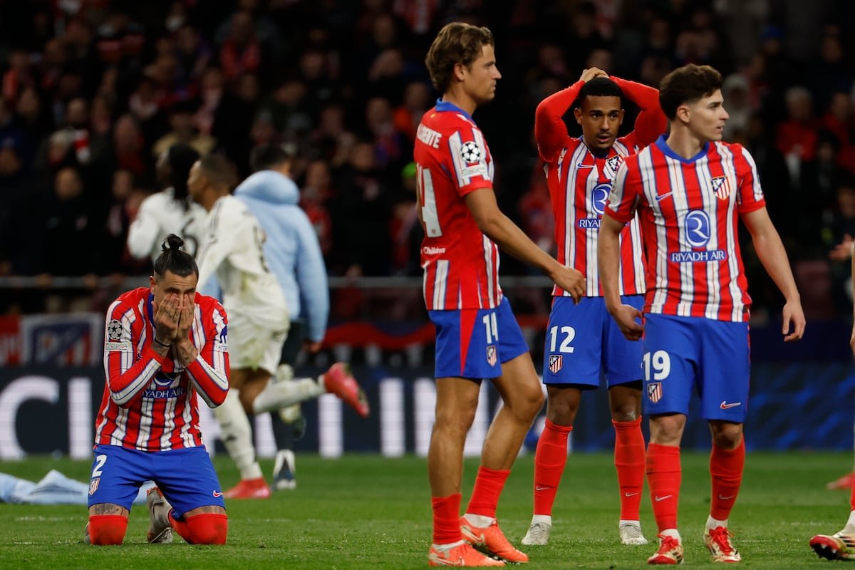 Los jugadores del Atlético de Madrid tras caer en la tanda de penaltis durante el partido de vuelta de los octavos de final de la Liga de Campeones que Atlético de Madrid y Real Madrid han disputado este miércoles en el estadio Metropolitano.