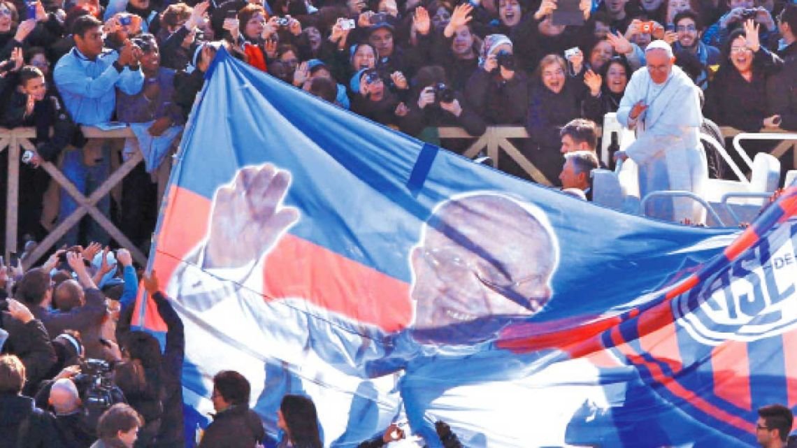 Figuras del fútbol saludaron al papa Francisco a un mes de su internación