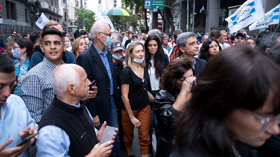 Fuerte repudio del arco político a la salvaje represión en el Congreso | El respaldo de los legisladores a hinchas y jubilados