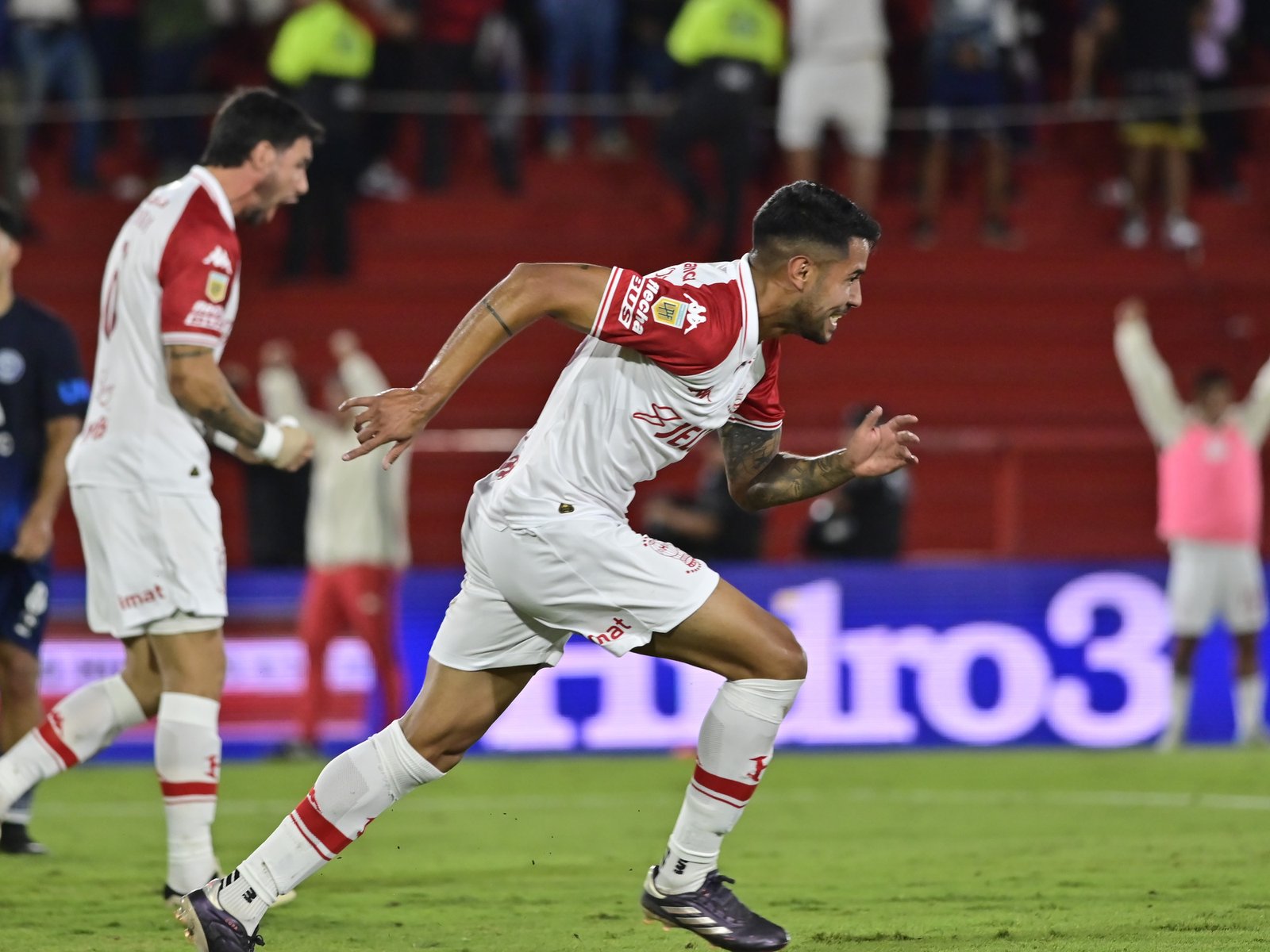 Huracán trepó a la cima y River se mancó otra vez