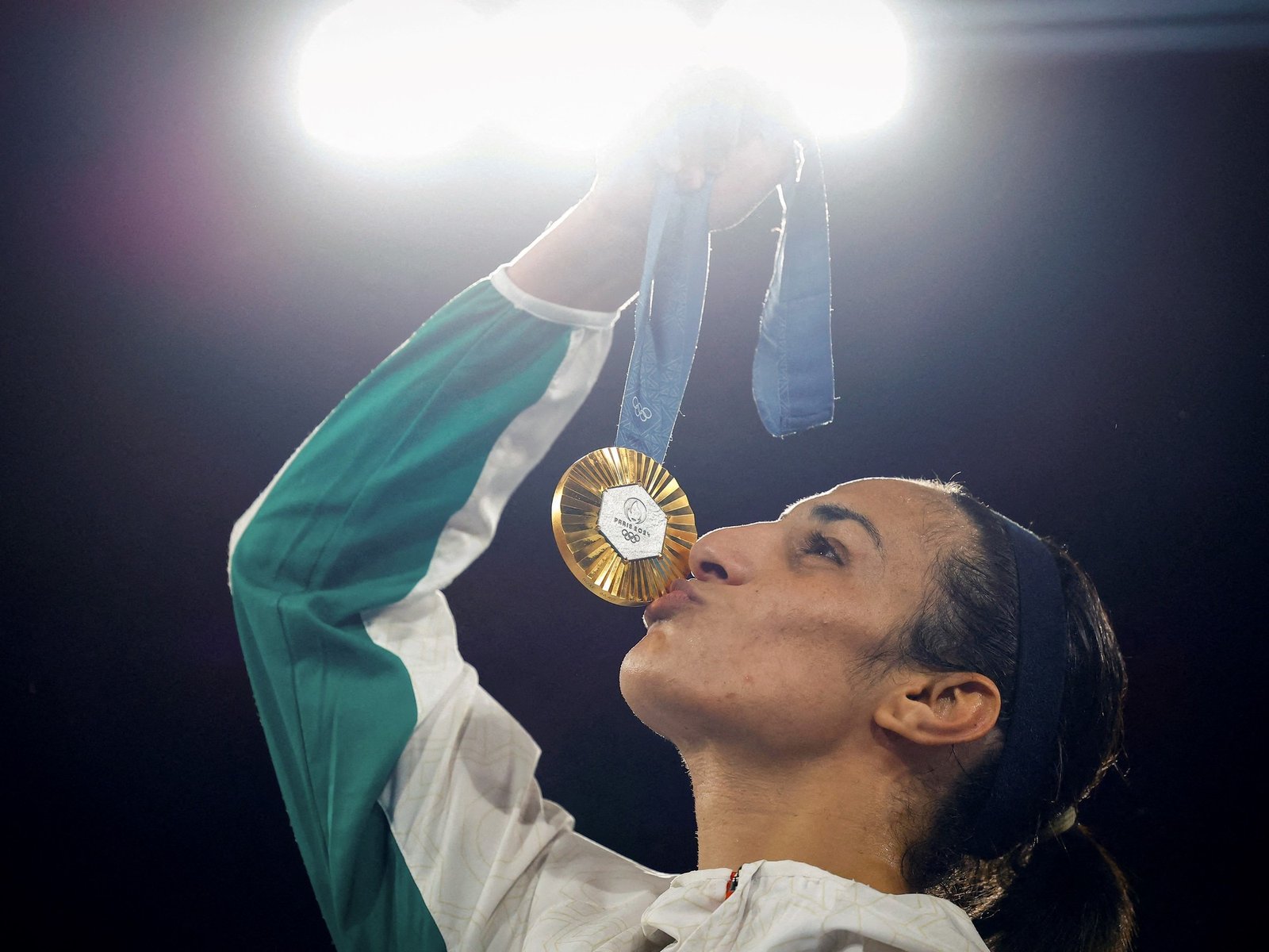 Imane Khelif, la boxeadora de la polémica en París 2024 desafía a Trump: "No soy transgénero, defenderé el oro en Los Ángeles"