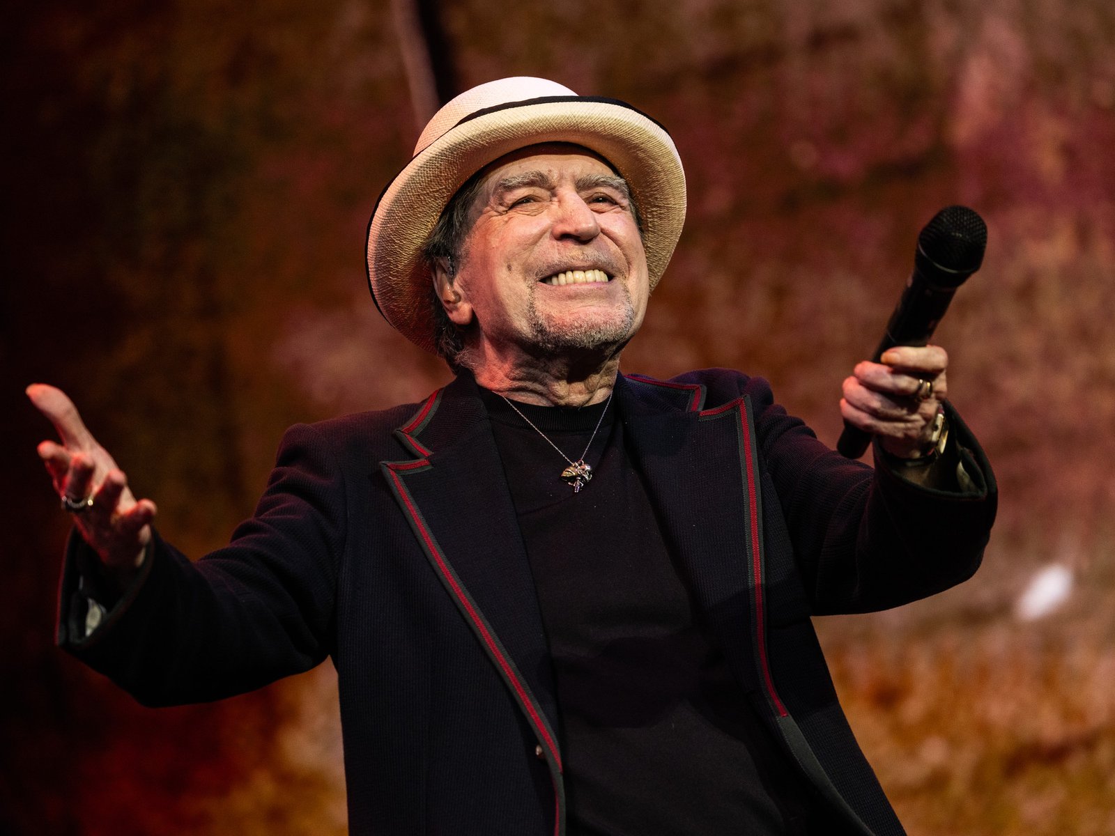 Joaquín Sabina comenzó a despedirse de la Argentina, en un show cargado de hits y lágrimas de ambos lados del escenario