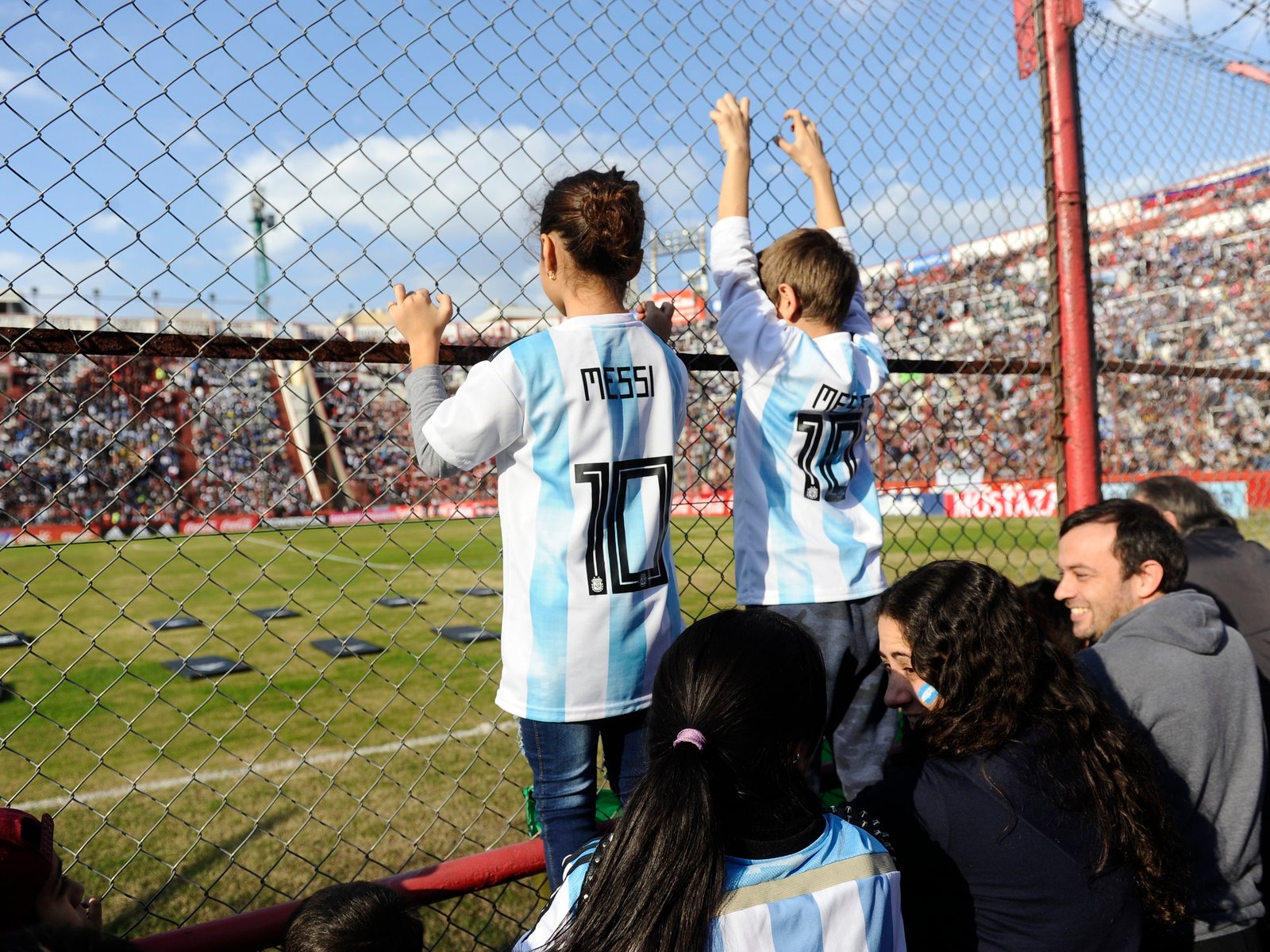 La Selección Argentina juega un amistoso ante la Sub 20 a beneficio de Bahía Blanca : a qué hora es, probables formaciones y cómo ver en vivo