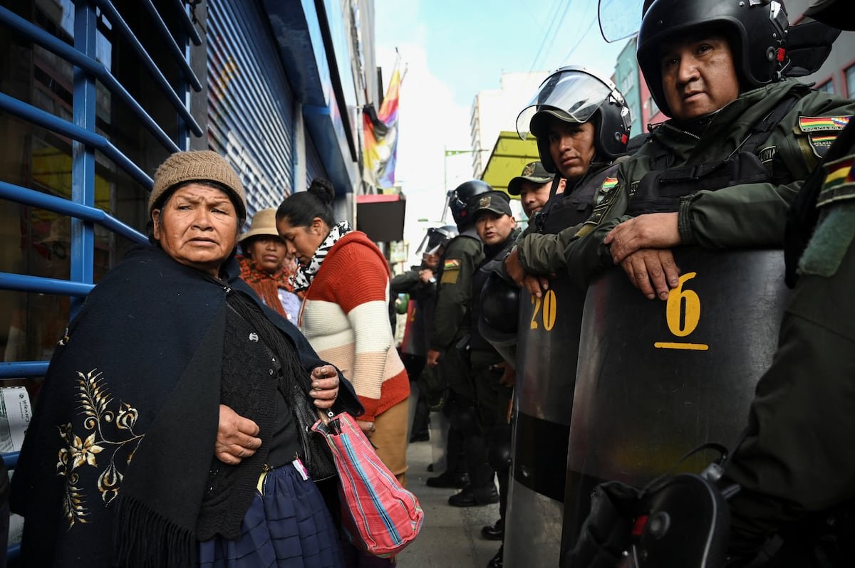 La crisis de combustible en Bolivia genera largas filas para comprar alimentos en La Paz