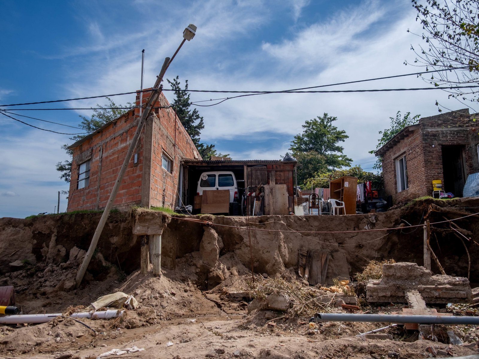 La impresionante foto de la calle que se convirtió en un barranco tras el trágico temporal de Bahía Blanca