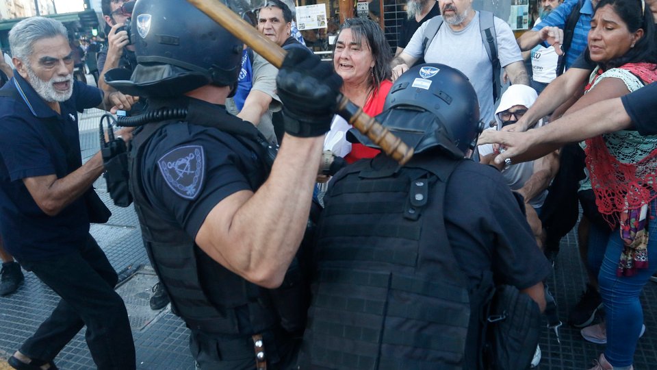 Los gastos millonarios de Patricia Bullrich para reprimir las protestas | El operativo en la última marcha de los jubilados costó 600 millones