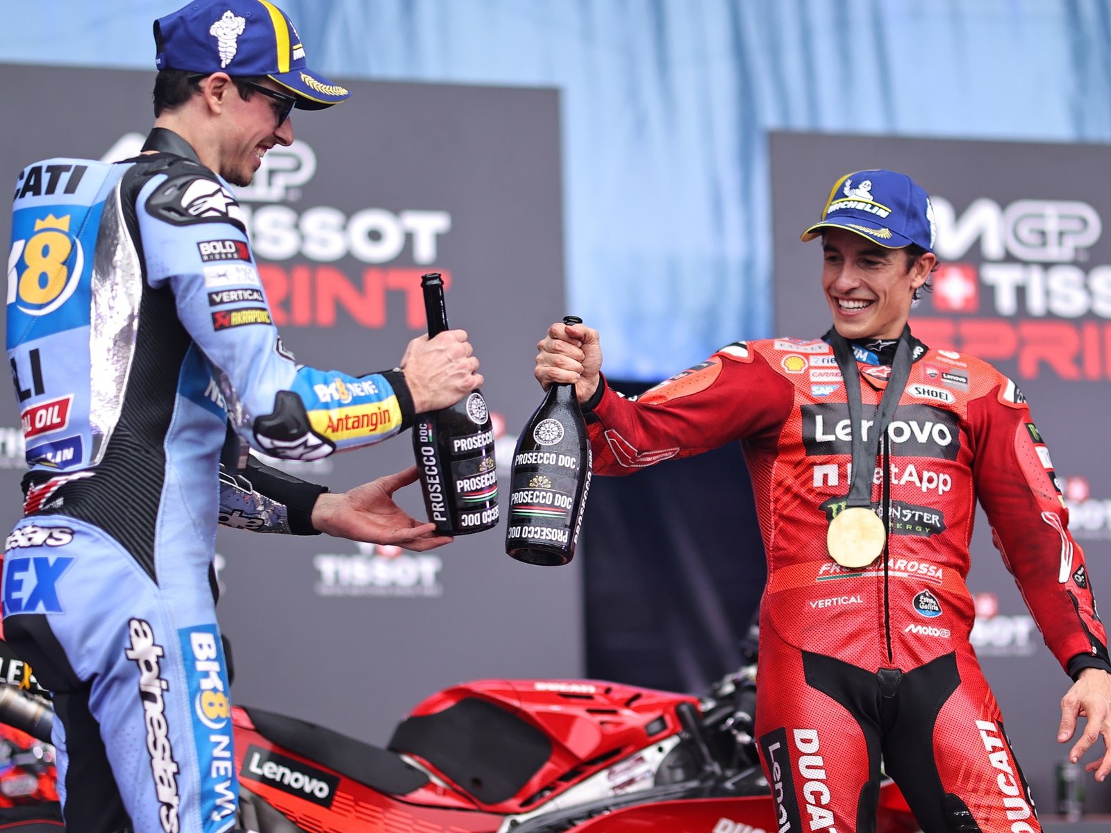 Marc Márquez se mostró imparable en la sprint y lo festejó con su hermano Alex, que terminó segundo