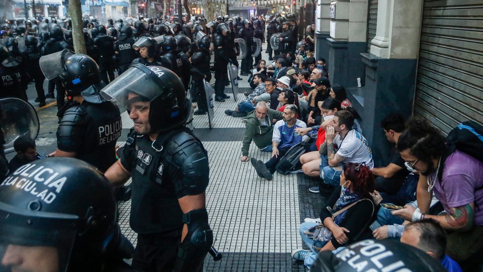 Más de cien detenidos y un herido de gravedad  | El resultado de la feroz represión desatada contra los que fueron a apoyar a los jubilados