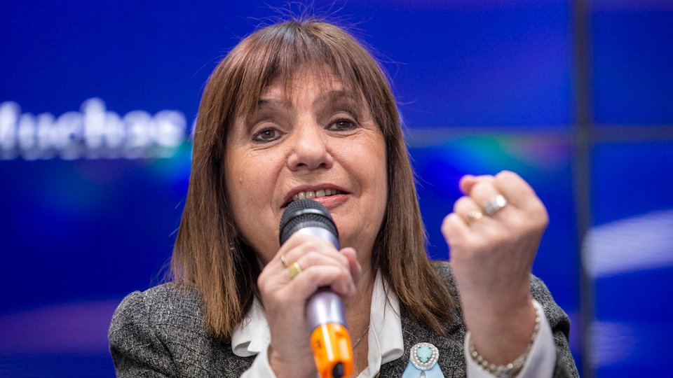 Mientras apalea jubilados, Bullrich deshoja la margarita entre el PRO y LLA | La ministra no se define a dar el salto