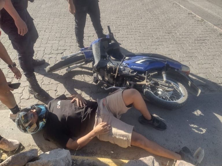 Motociclista y operario heridos en dos accidentes que hubo en distintos lugares de Trelew