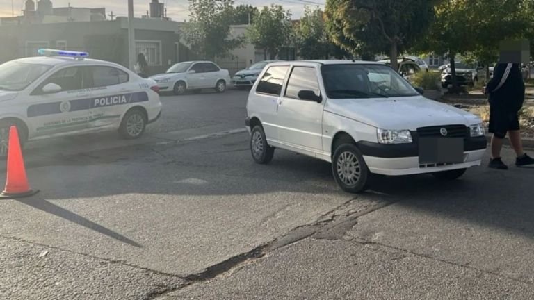 Mujer al hospital tras ser atropellada por un auto cuando cruzaba una calle de la zona céntrica de Trelew