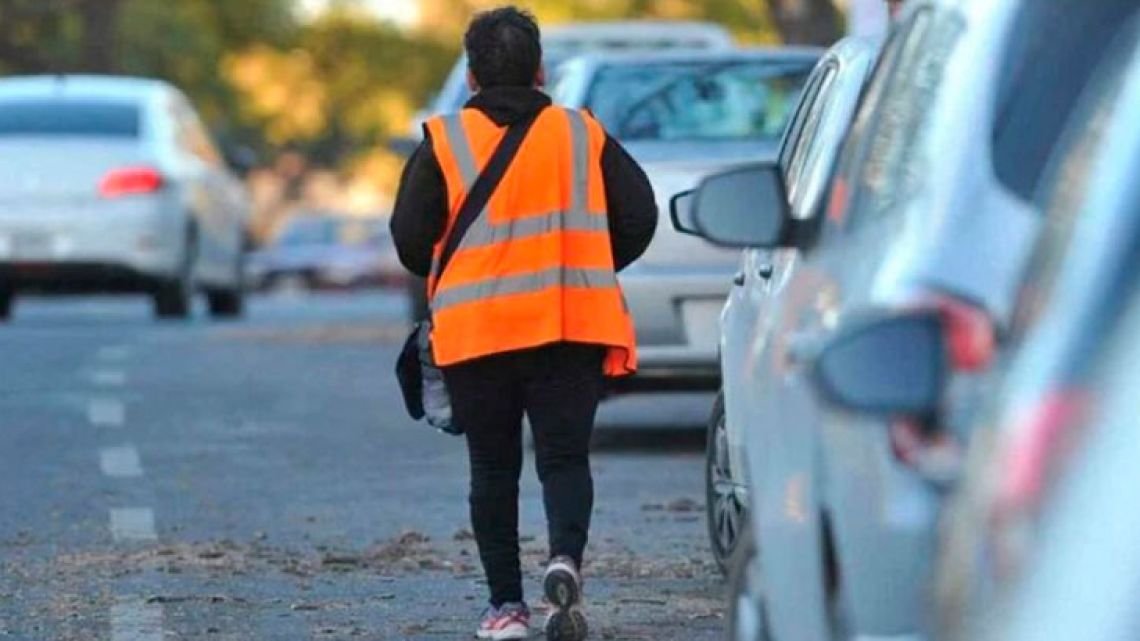 “Naranjitas” de cooperativas se quejan del “maltrato de la gente” que ya no paga