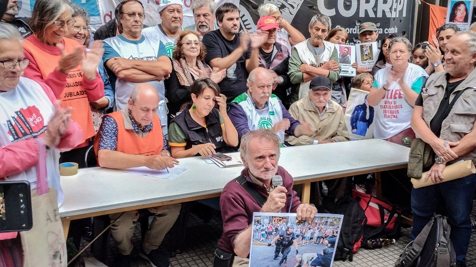 Organizaciones de jubilados, hinchadas de fútbol y la CGT protestarán frente al Congreso | Amplia convocatoria frente al ajuste previsional