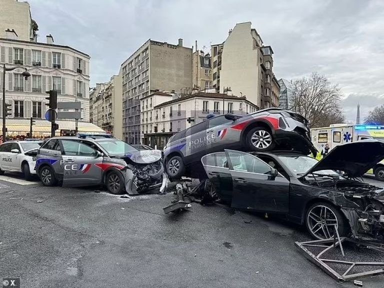 Persecución en París terminó en choque múltiple con 13 heridos, incluidos 10 policías