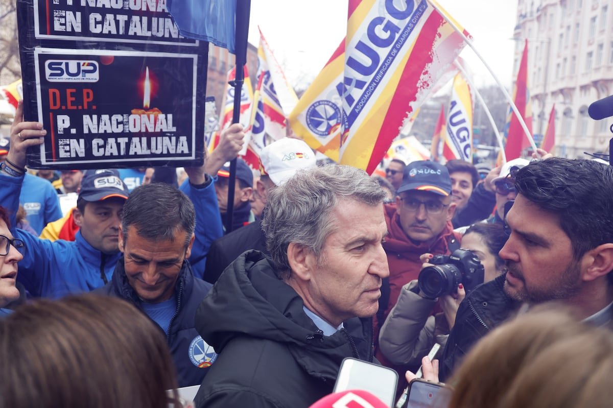 Policías y guardias civiles protestan frente al Congreso contra el pacto migratorio con Junts: “Acabemos con esta locura” | España