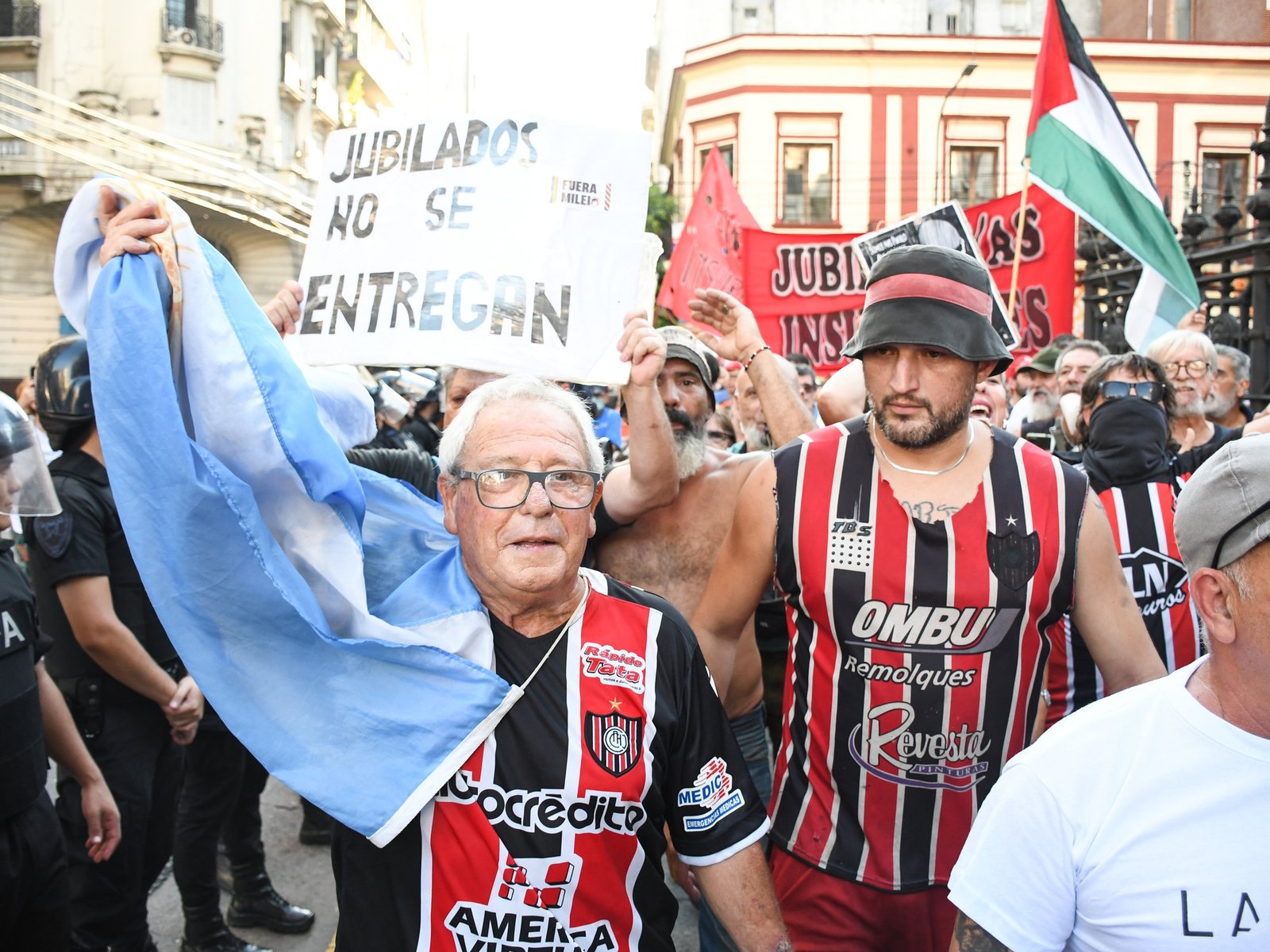 Qué hay detrás de la convocatoria de “hinchas” de fútbol a la marcha de jubilados y la advertencia de Bullrich