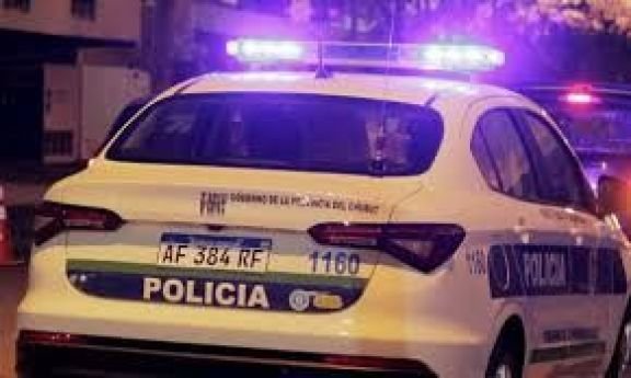 Quisieron robarle el auto a un policía del patio de su casa, cuando estaba durmiendo