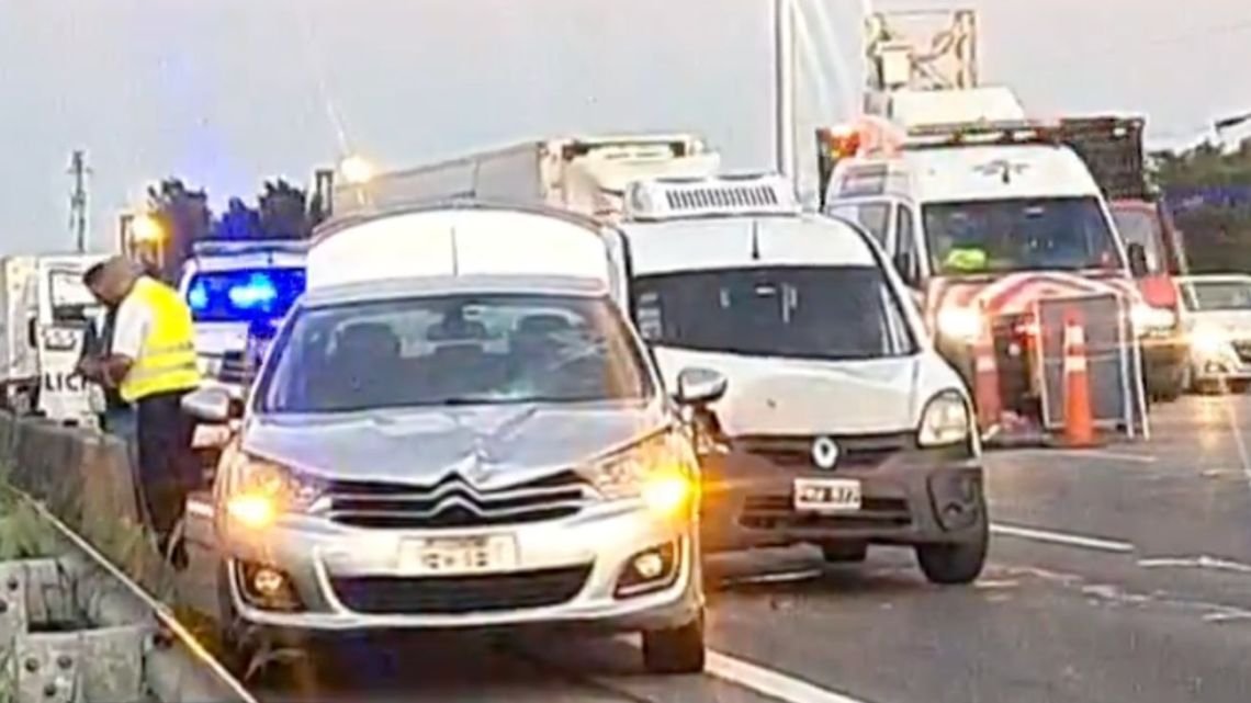 Quiso cruzar la Panamericana caminando, lo atropellaron, provocó un choque y murió