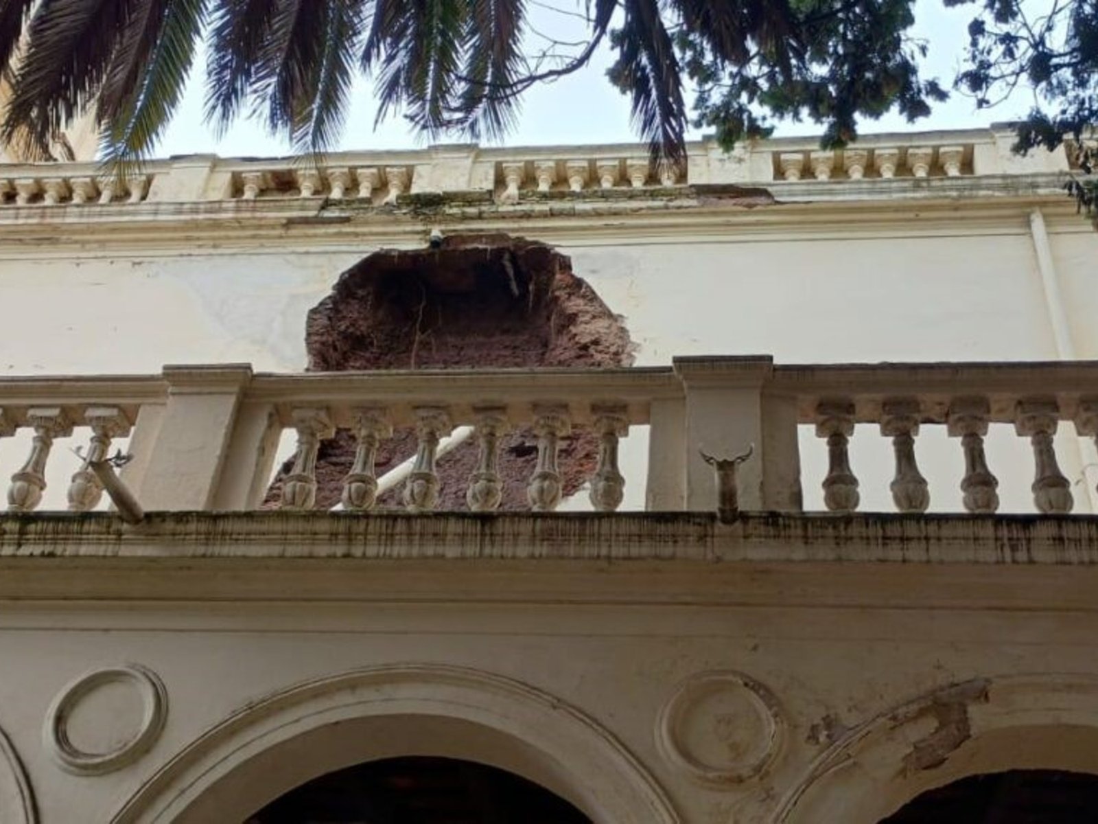 Se desmoronó una pared de la Catedral de Jujuy y cerraron la basílica por prevención