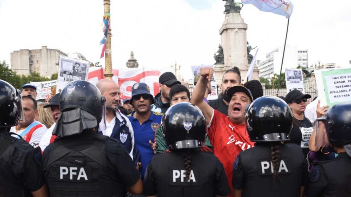 Tensión frente al Congreso: enfrentamientos entre la policía e hinchas en la marcha de apoyo a los jubilados