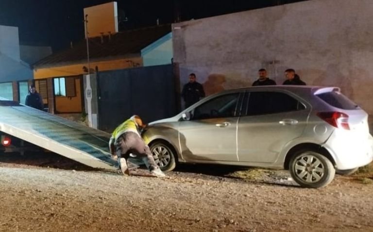 Un día después de robarle en barrio Abásolo, encuentran el auto sin chapas patentes estacionado en KM 8