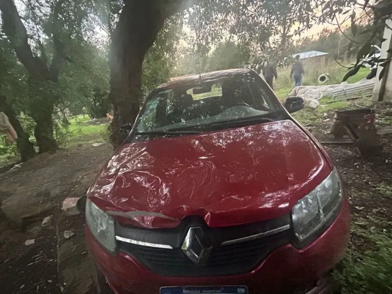 Un joven chocó y su amigo fue a asistirlo pero salieron corriendo cuando llegó la policía: sus autos eran robados