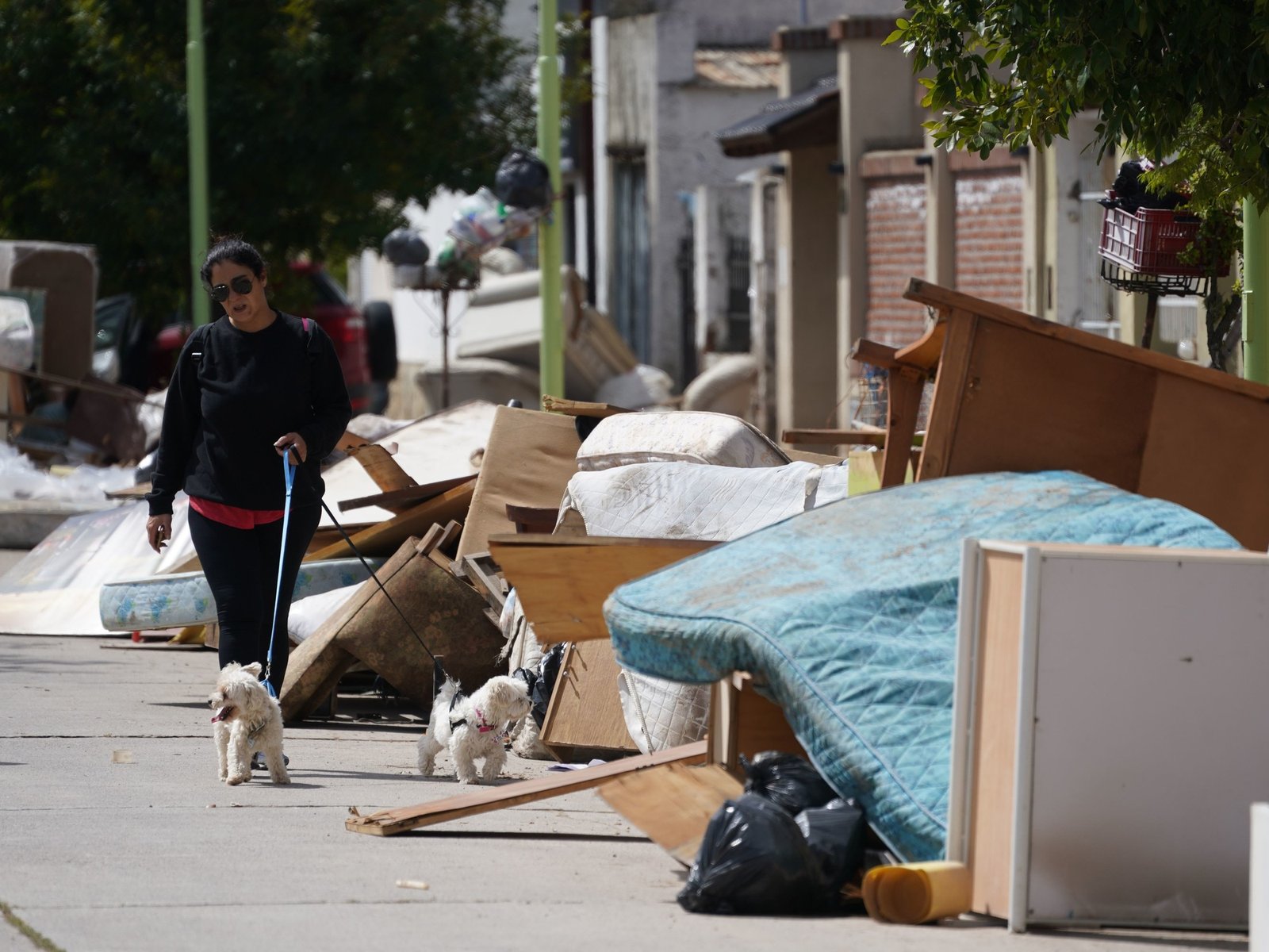 continúa la búsqueda de las hermanas desaparecidas y los trabajos para reconstruir la ciudad