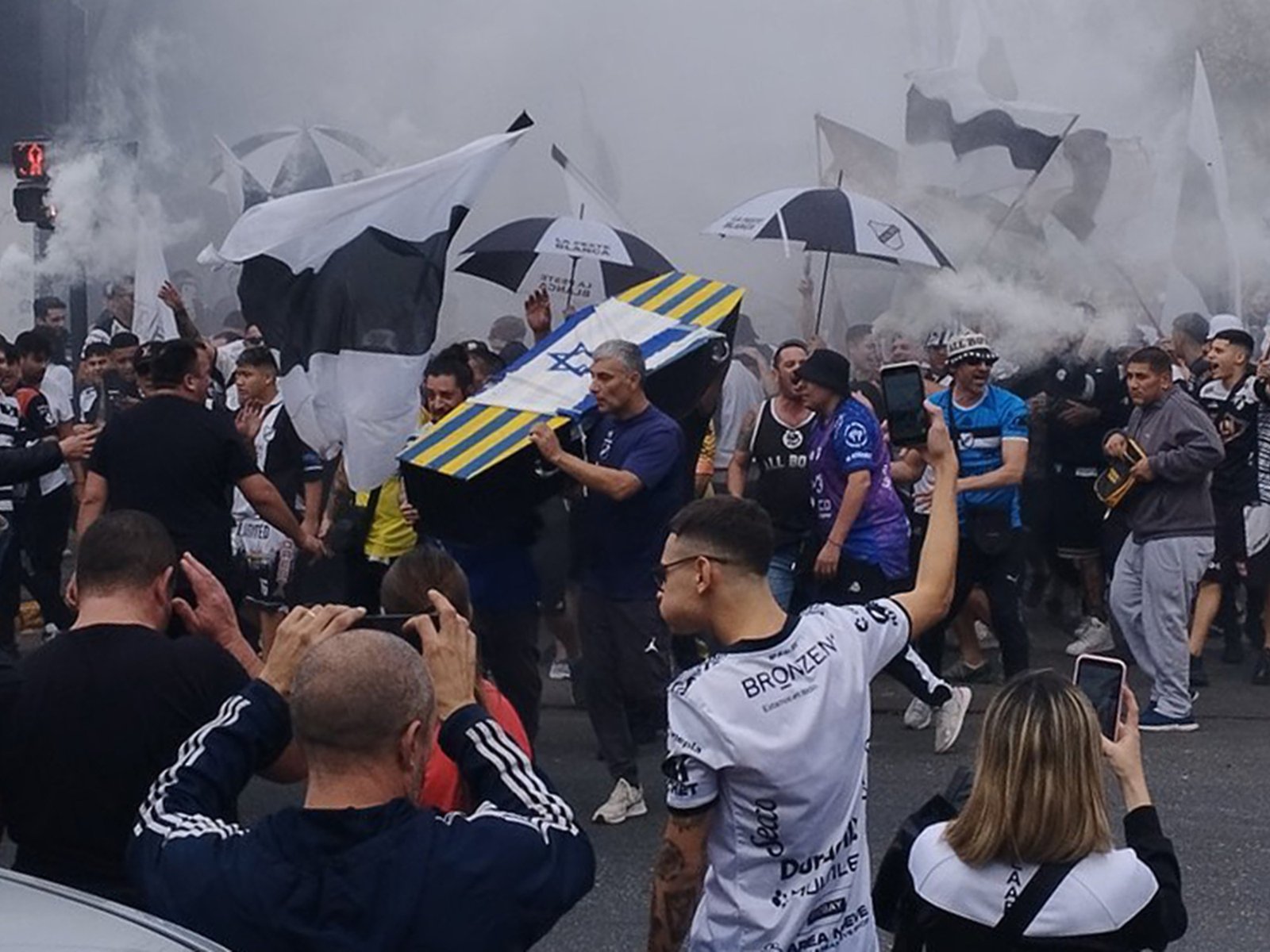 guerra con la policía, gestos antisemitas y detención tras la marcha de jubilados