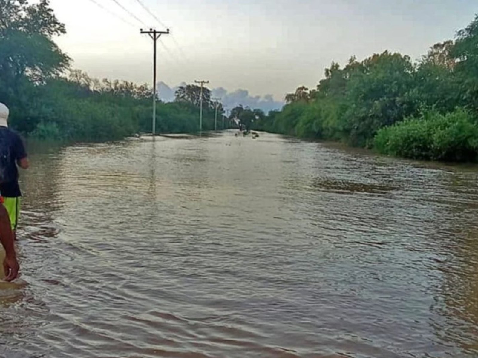 hay poblaciones "encapsuladas" por el agua y crece la desesperación por ayuda