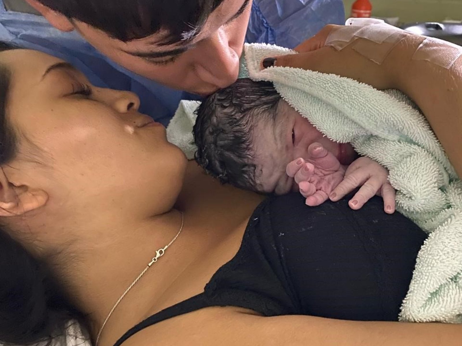 tuvo a su bebé en un hospital porque la llevaron en tractor a través de la inundación