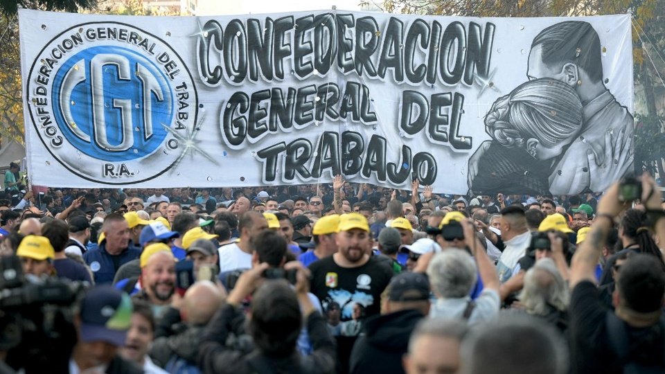 Con una multitudinaria marcha la CGT hizo oír sus reclamos al gobierno  | "El trabajo es sagrado"