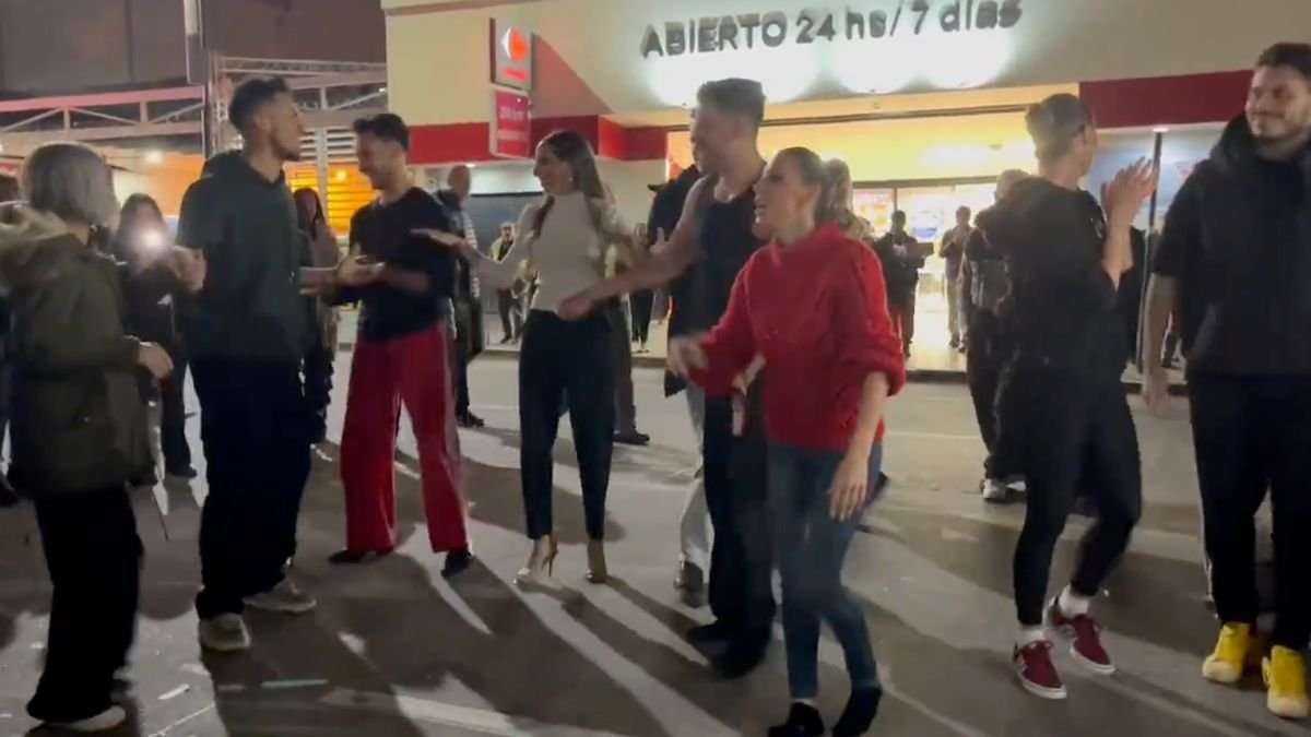 Noelia Marzol tuvo que suspender su función y bailó a oscuras en la calle