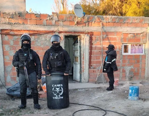 Trelew: Allanan a usurpador y le secuestran cuatro tumberas, una escopeta, dos revólveres y hasta un juego de esposas