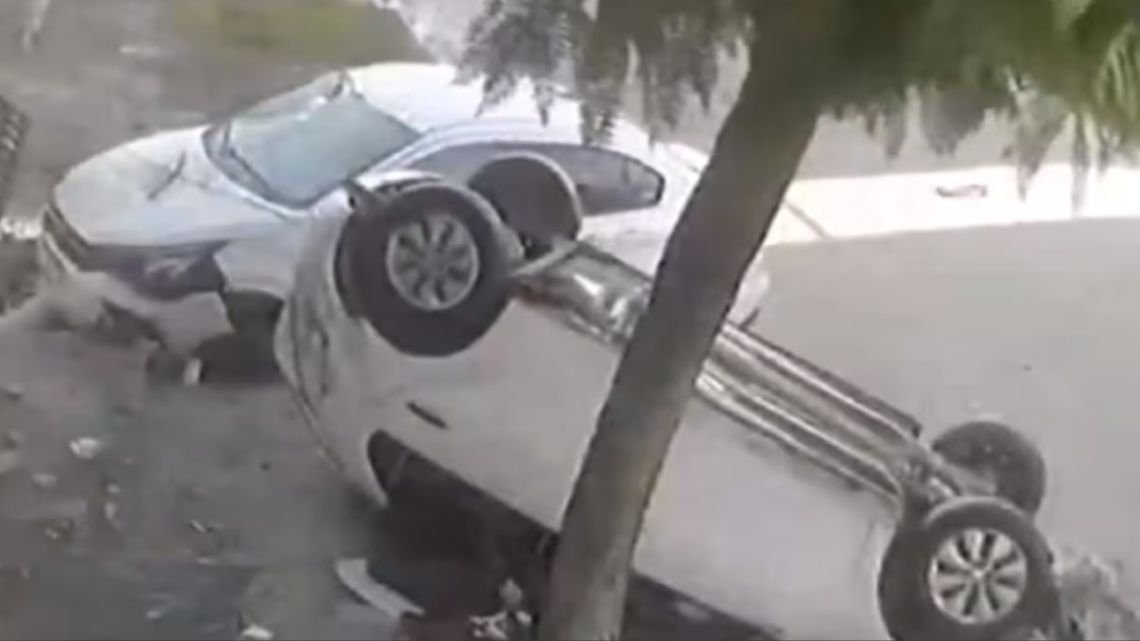 Un joven de 24 años perdió el control de su auto y mató a una ciclista en Lomas de Zamora